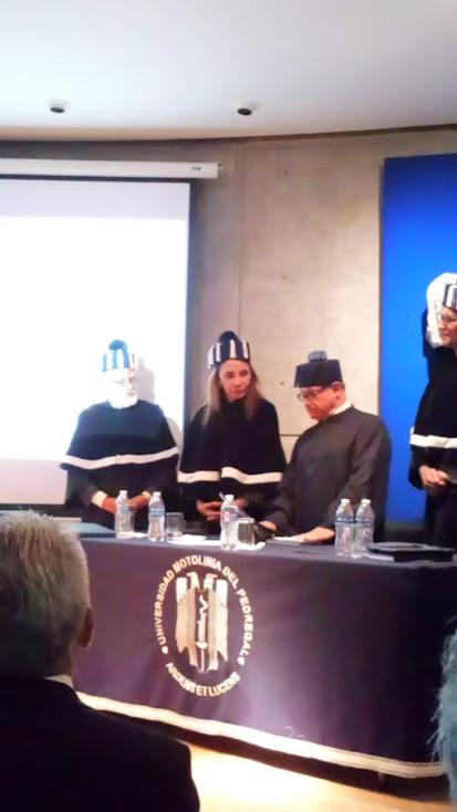 Con tesistas y egresados en mi examen doctoral y la Dra. Frida Díaz Barriga