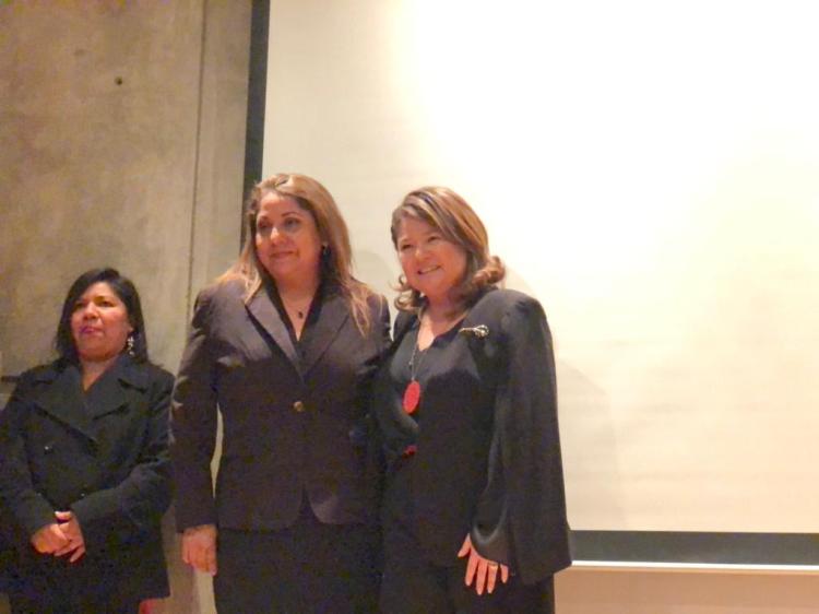 Con tesistas y egresados en mi examen doctoral y la Dra. Frida Díaz Barriga