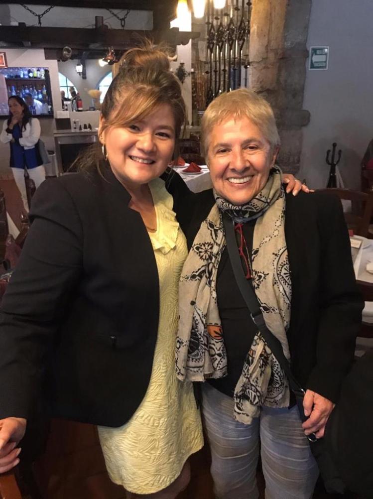 Después de la conferencia del Dr. Jean Michel Baudouin Historias de Vida. Profesionalización y Experiencias. En el club español con Alicia de Alba, Enrique Ruiz Velasco, Jean Michel y su esposa, Leti Moreno, Jesús Flores