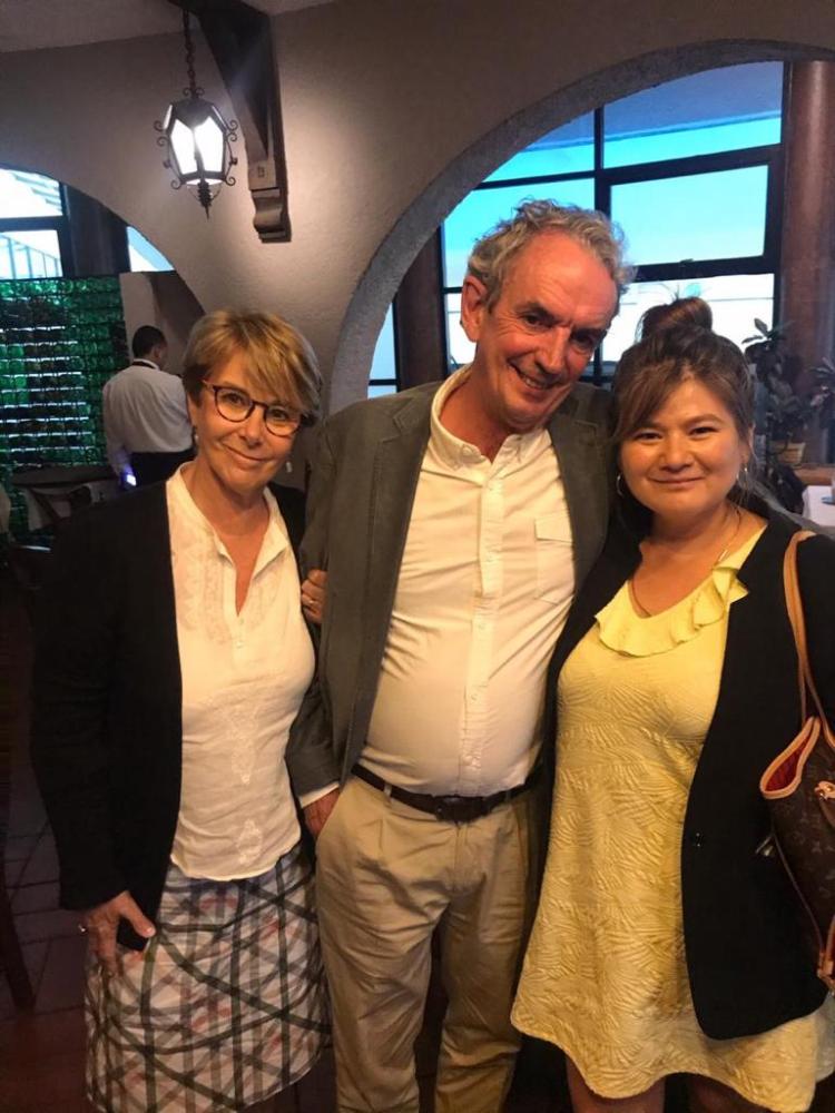 Después de la conferencia del Dr. Jean Michel Baudouin Historias de Vida. Profesionalización y Experiencias. En el club español con Alicia de Alba, Enrique Ruiz Velasco, Jean Michel y su esposa, Leti Moreno, Jesús Flores