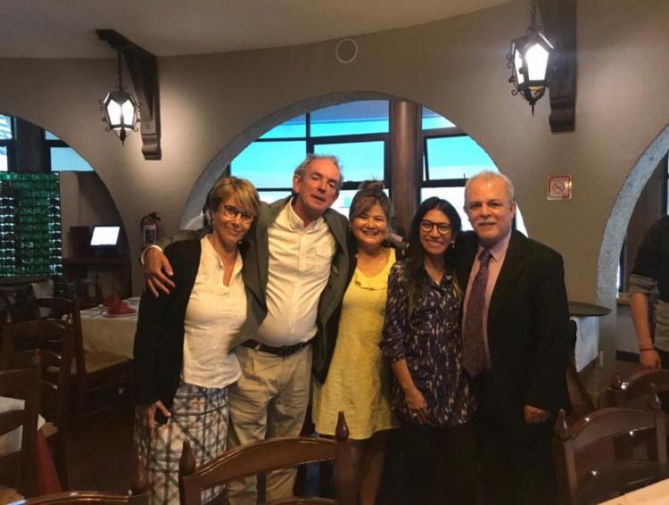 Después de la conferencia del Dr. Jean Michel Baudouin Historias de Vida. Profesionalización y Experiencias. En el club español con Alicia de Alba, Enrique Ruiz Velasco, Jean Michel y su esposa, Leti Moreno, Jesús Flores