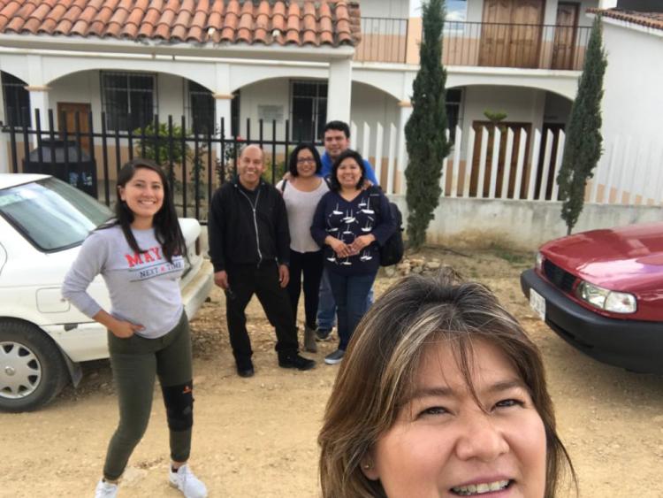 En Oaxaca con Ceila Ruiz en su investigación en la Sierra Mixe y con Cosme G., el primer titulado de Pedagogía a Distancia, a quien también le dirigí la tesis.