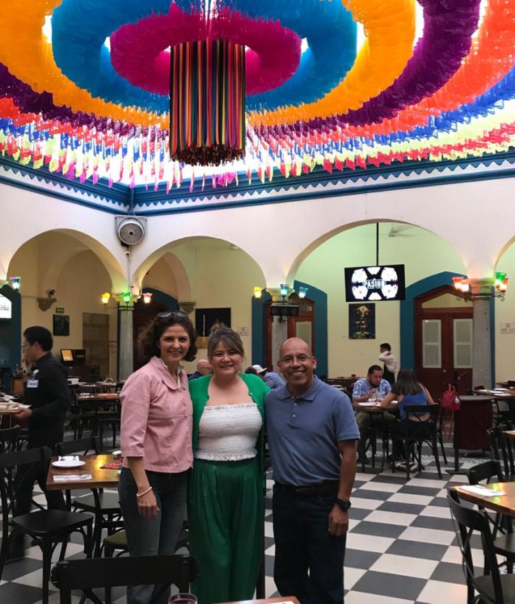 En Oaxaca con Ceila Ruiz en su investigación en la Sierra Mixe y con Cosme G., el primer titulado de Pedagogía a Distancia, a quien también le dirigí la tesis.