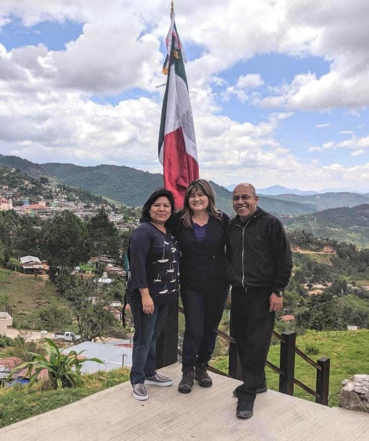 En Oaxaca con Ceila Ruiz en su investigación en la Sierra Mixe y con Cosme G., el primer titulado de Pedagogía a Distancia, a quien también le dirigí la tesis.