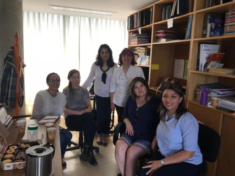 Reunión con maestras y doctoras en pedagogía.