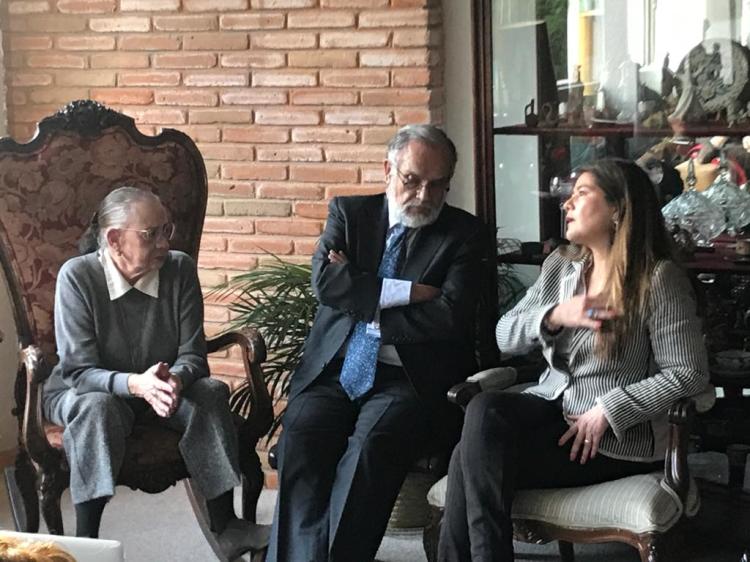 Charla sobre desarrollo humanos y educación, con los doctores Ana María González Garza y Medardo Plascencia en compañía de alumnos.