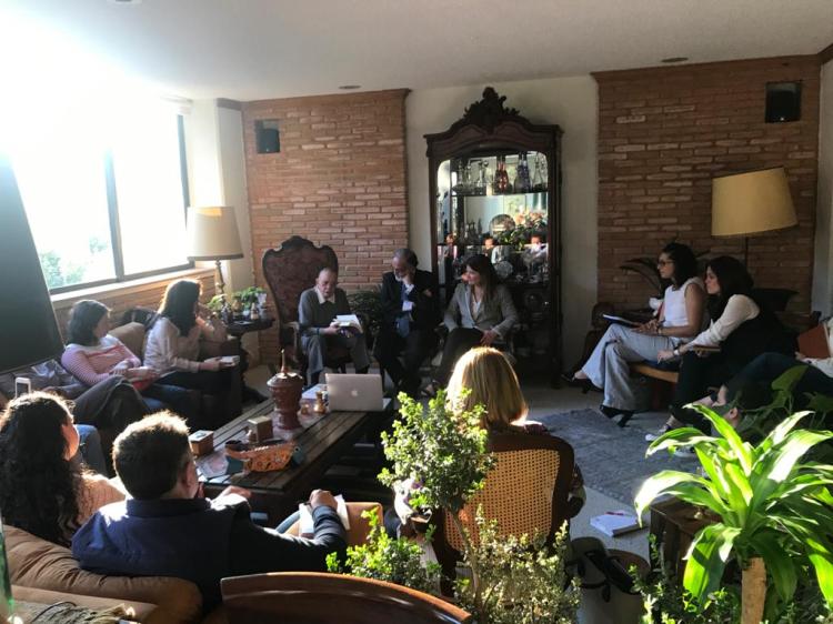 Charla sobre desarrollo humanos y educación, con los doctores Ana María González Garza y Medardo Plascencia en compañía de alumnos.