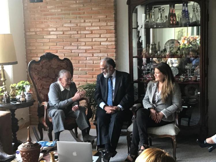 Charla sobre desarrollo humanos y educación, con los doctores Ana María González Garza y Medardo Plascencia en compañía de alumnos.