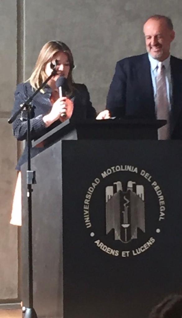 Socializando con estudiantes y egresados después de la entrega de constancias.