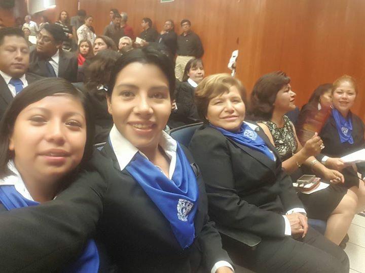 Socializando con estudiantes y egresados después de la entrega de constancias.