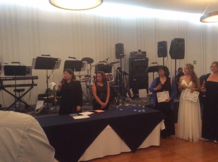 Socializando con estudiantes y egresados después de la entrega de constancias.