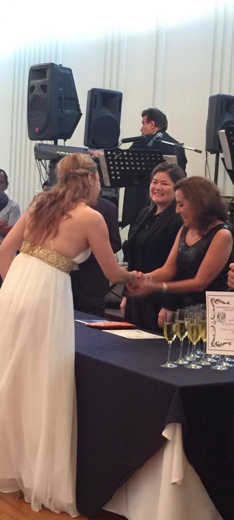 Socializando con estudiantes y egresados después de la entrega de constancias.