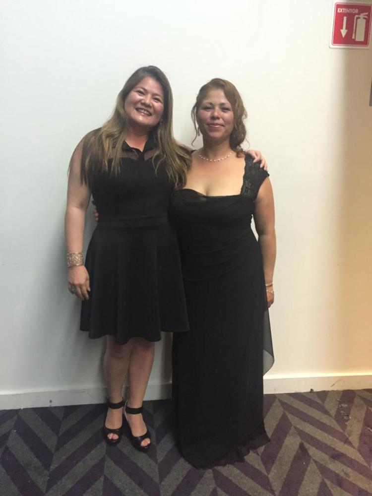 Socializando con estudiantes y egresados después de la entrega de constancias.