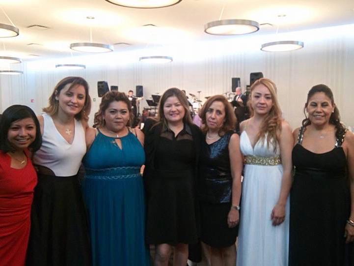 Socializando con estudiantes y egresados después de la entrega de constancias.