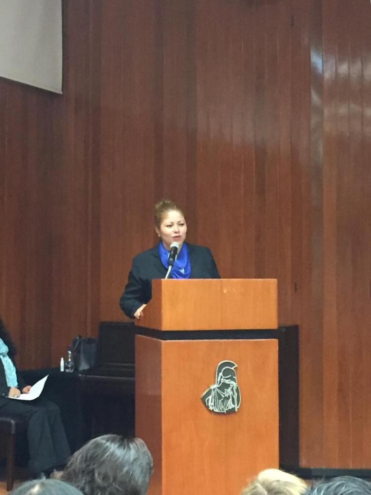 Socializando con estudiantes y egresados después de la entrega de constancias.